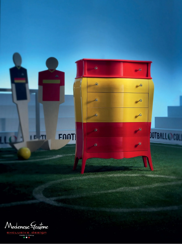 Cassettiera realizzata in legno, disponibile con i colori delle squadre di calcio e delle bandiere nazionali che supportano