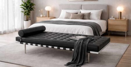 Barcelona Daybed in pelle nera in camera da letto moderna, stile Bauhaus, ambiente minimale e luminoso.