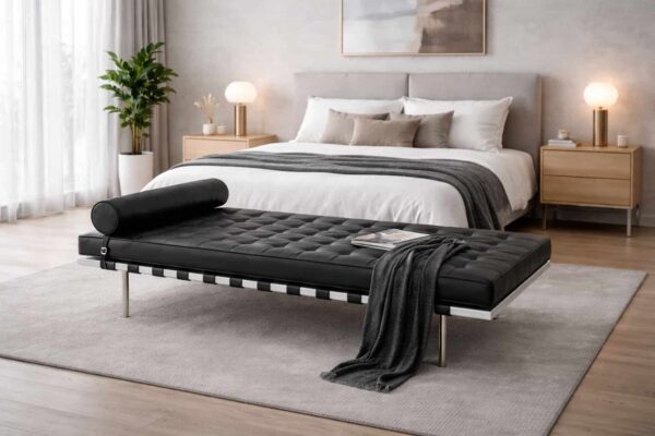 Barcelona Daybed in pelle nera in camera da letto moderna, stile Bauhaus, ambiente minimale e luminoso.