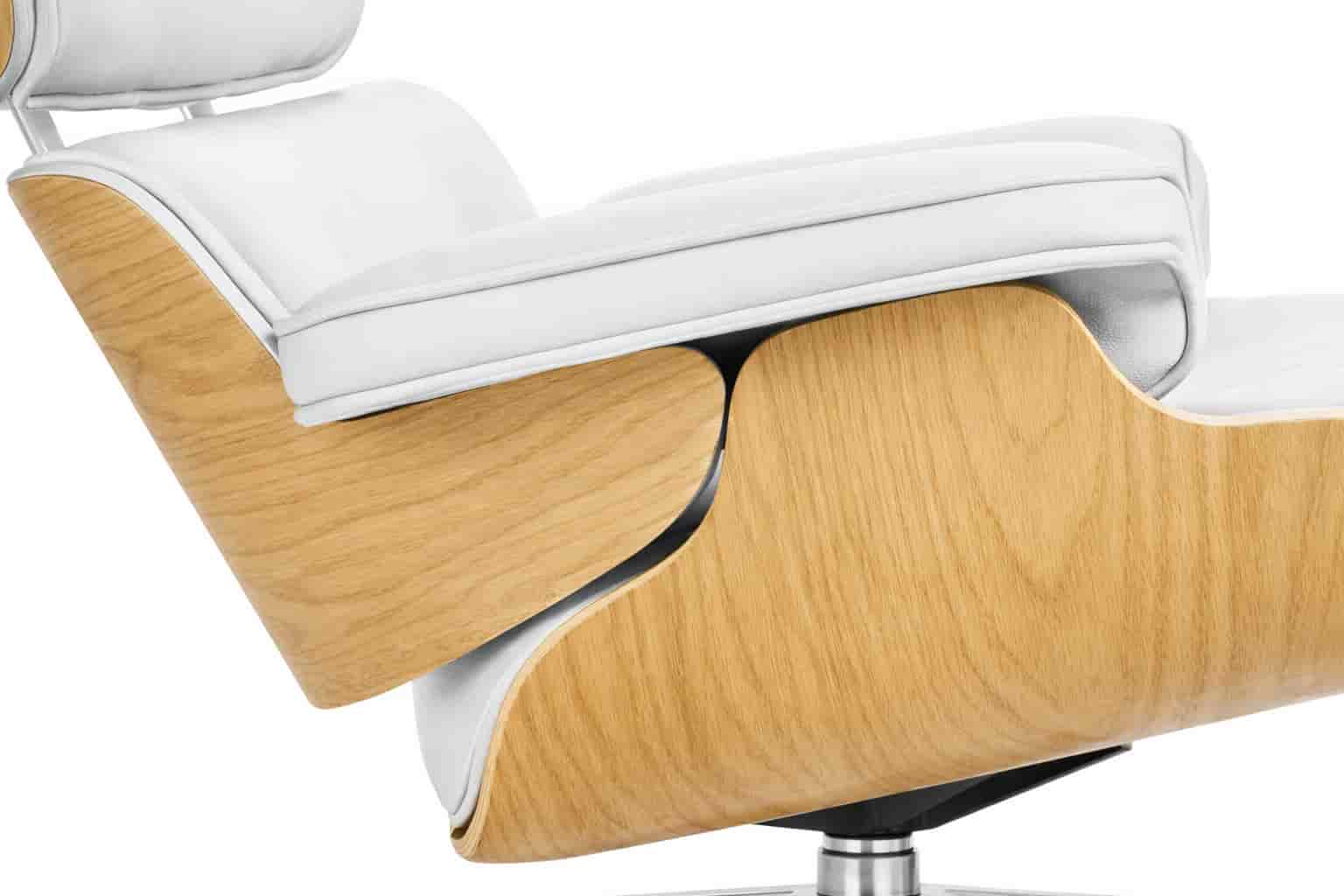 Dettaglio del legno rovere della seduta con curvatura elegante e finitura chiara, su fondo bianco.
