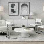 Sala d’attesa moderna con tavolino regolabile cromato, poltrona bianca, sedie Bauhaus e lampade bianche.