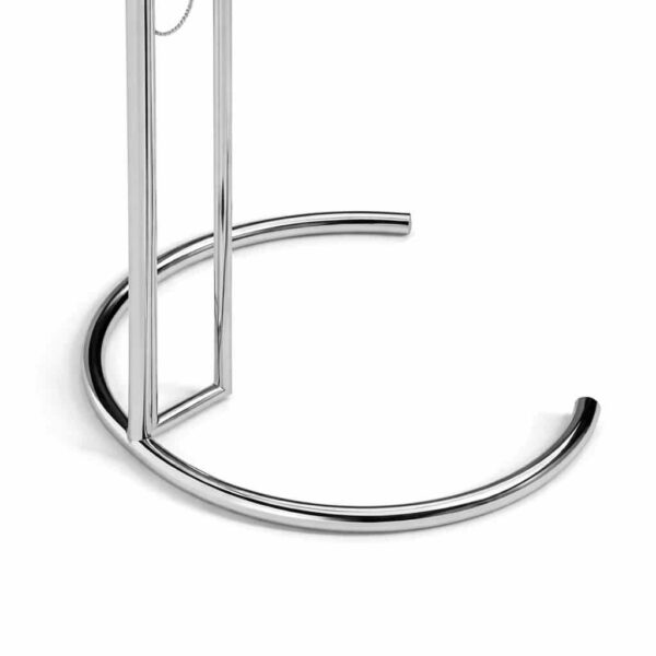 Dettaglio dei piedi cromati del tavolino regolabile stile Bauhaus su sfondo bianco.