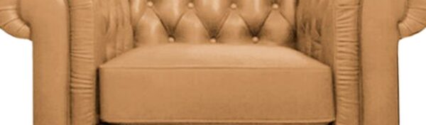 Dettaglio braccioli arrotolati poltrona Chesterfield in pelle cuoio con capitonné, fondo bianco.