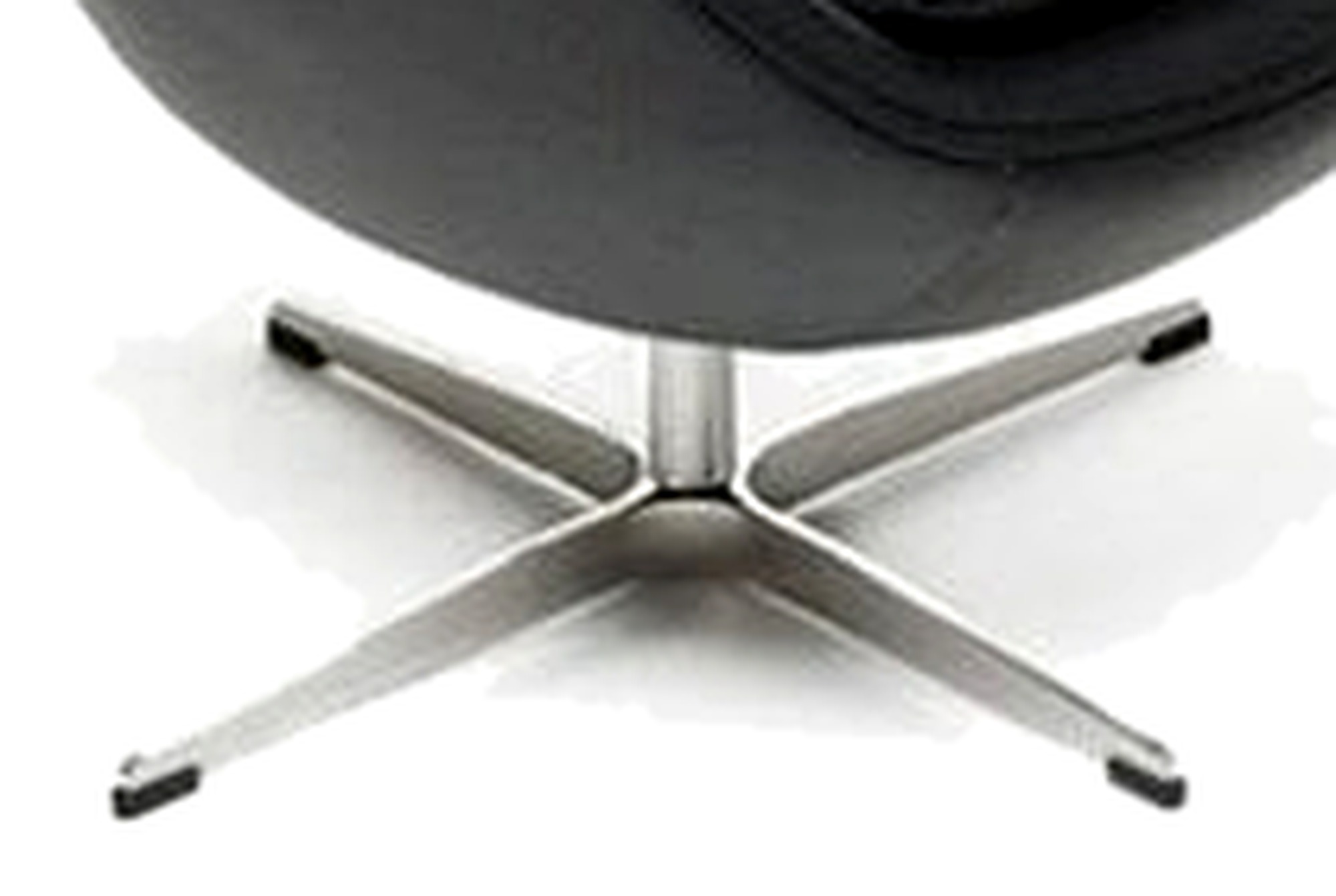 dettaglio-piedi-egg-chair-pelle-nera-fondo-bianco-creastore-hd