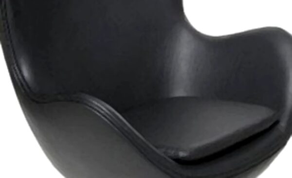Dettaglio della seduta della poltrona Egg Chair in pelle nera, foto su sfondo bianco.