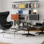 Soggiorno premium con Egg Chair nera, poltrona Eames, tavolo in vetro e libreria Bauhaus, stile moderno elegante.