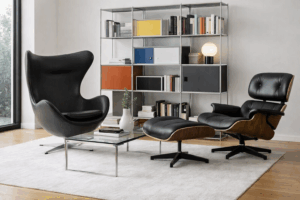 Soggiorno premium con Egg Chair nera, poltrona Eames, tavolo in vetro e libreria Bauhaus, stile moderno elegante.