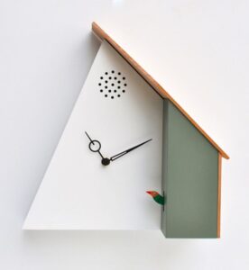 Primo piano del quadrante di un orologio Pirondini con numeri incisi.